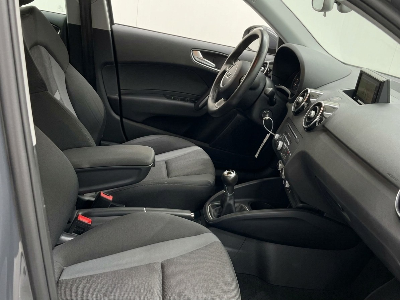 Audi A1 Sportback 1.0 TFSI S-Line Design — fotografia 8